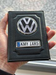 Кожаная обложка для автодокументов с логотипом VOLKSWAGEN и гос. номером авто ребристая кожа с черной ниткою