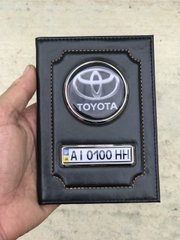 Кожаная обложка для автодокументов Toyota с логотипом и гос. номером авто черная глянцевая кожа