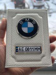 Кожаная обложка для автодокументов с логотипом BMW и гос. номером авто ребристая белая кожа