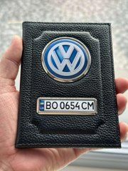 Кожаная обложка для автодокументов с логотипом VOLKSWAGEN и гос. номером авто ребристая кожа с черной ниткою